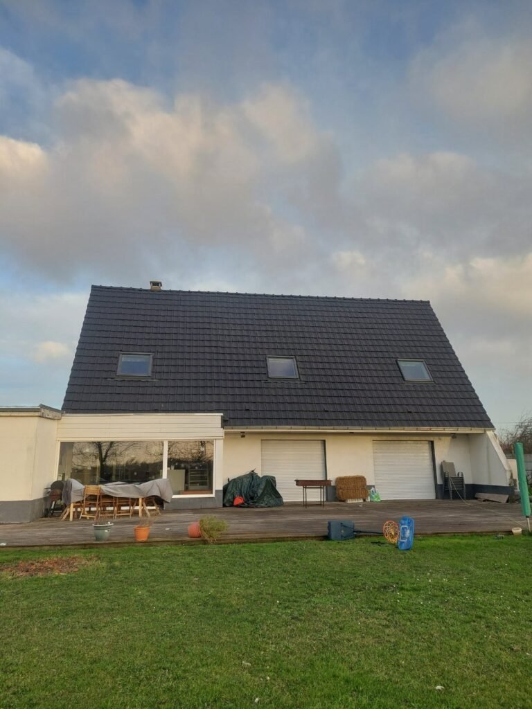 Réfection de toiture à Téteghem – tuile H10 ardoisée, Velux et zinguerie neuve
