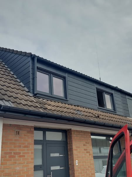Rénovation façade Armbouts-Cappel – bardage Cedral gris anthracite et gouttières assorties