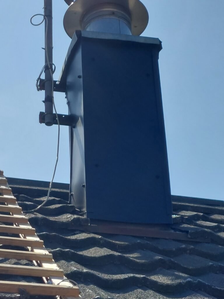 Rénovation entourage cheminée Zuydcoote – habillage zinc noir sur-mesure avec finition esthétique
