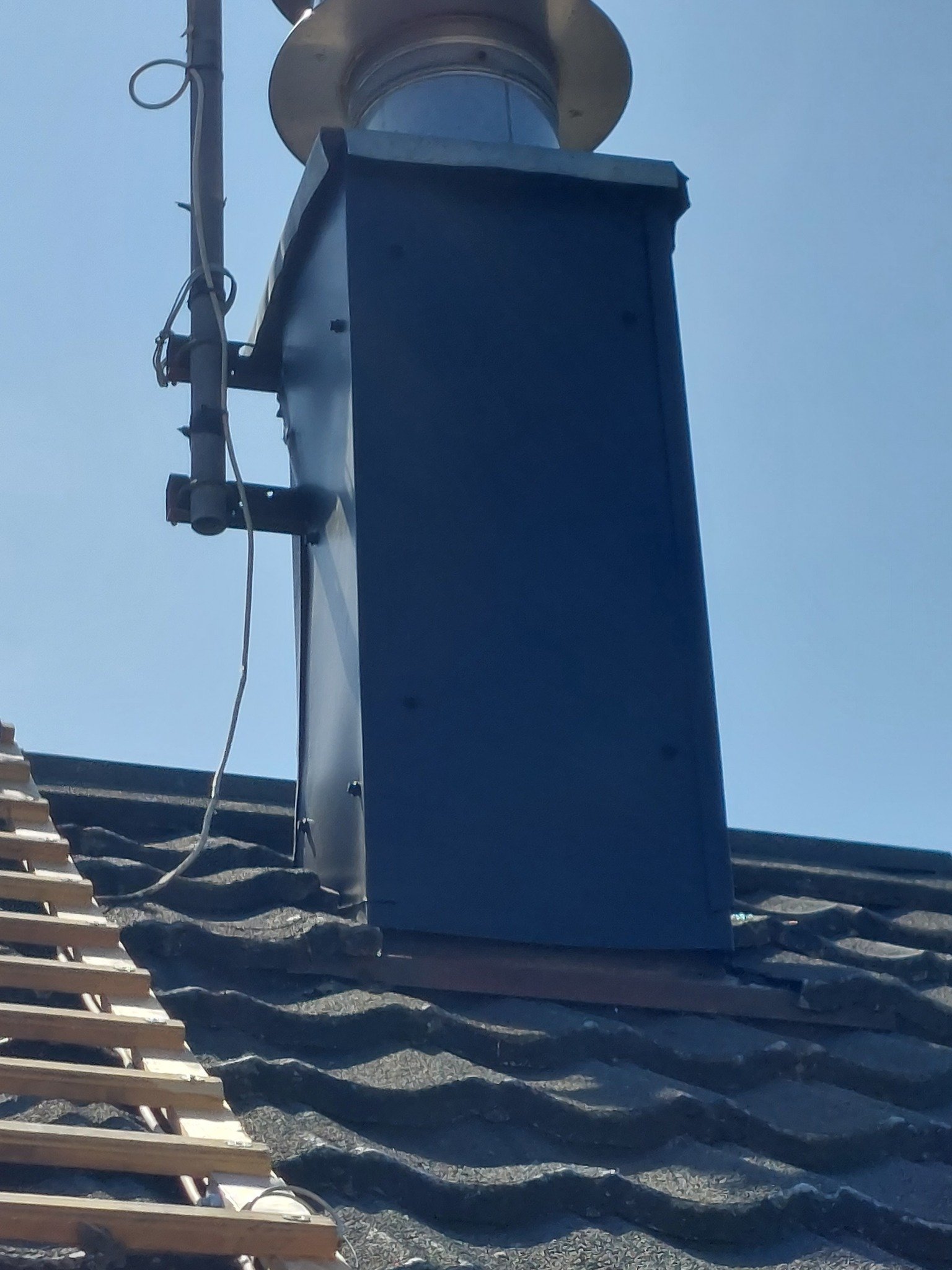 Entourage de cheminée en zinc noir à Zuydcoote – rénovation complète