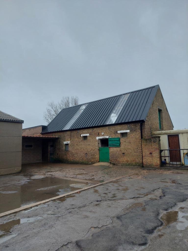 Réfection de toiture à Téteghem – bac acier noir, ISO 40 et tôle translucide sur 192 m²
