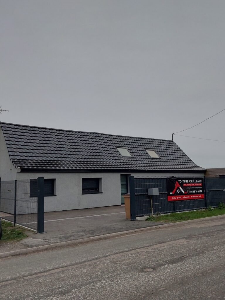Réfection de toiture à Leffrinckoucke – pose de tuiles Jura Nova anthracite sur 170 m²
