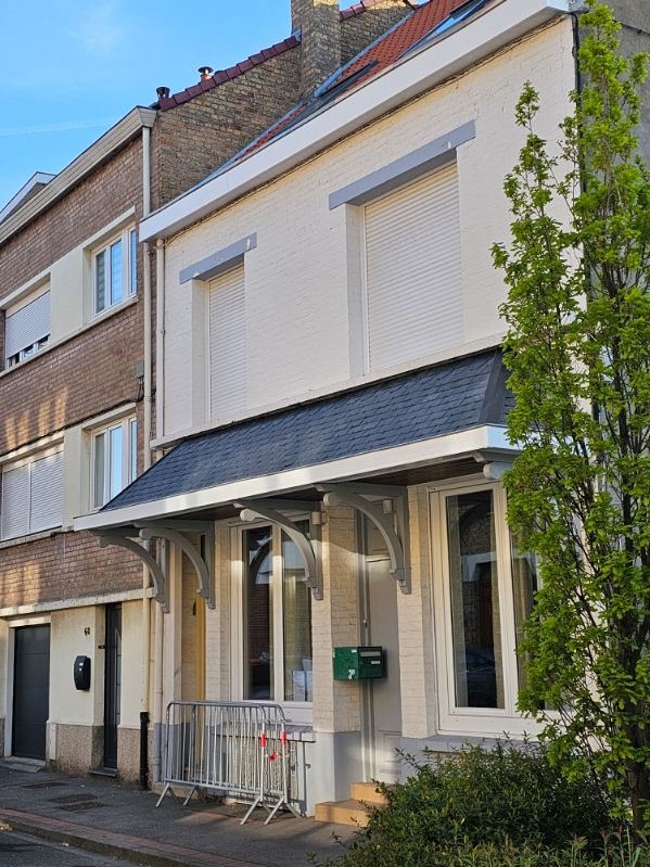Réfection toiture ardoise naturelle à Dunkerque – petite surface avec zinguerie