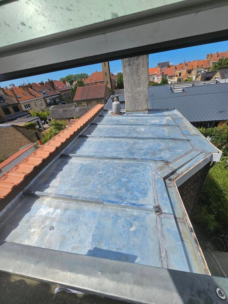 Terrasse zinc tasseaux Dunkerque – couverture en zinc naturel avec isolation projetée et finitions soignées
