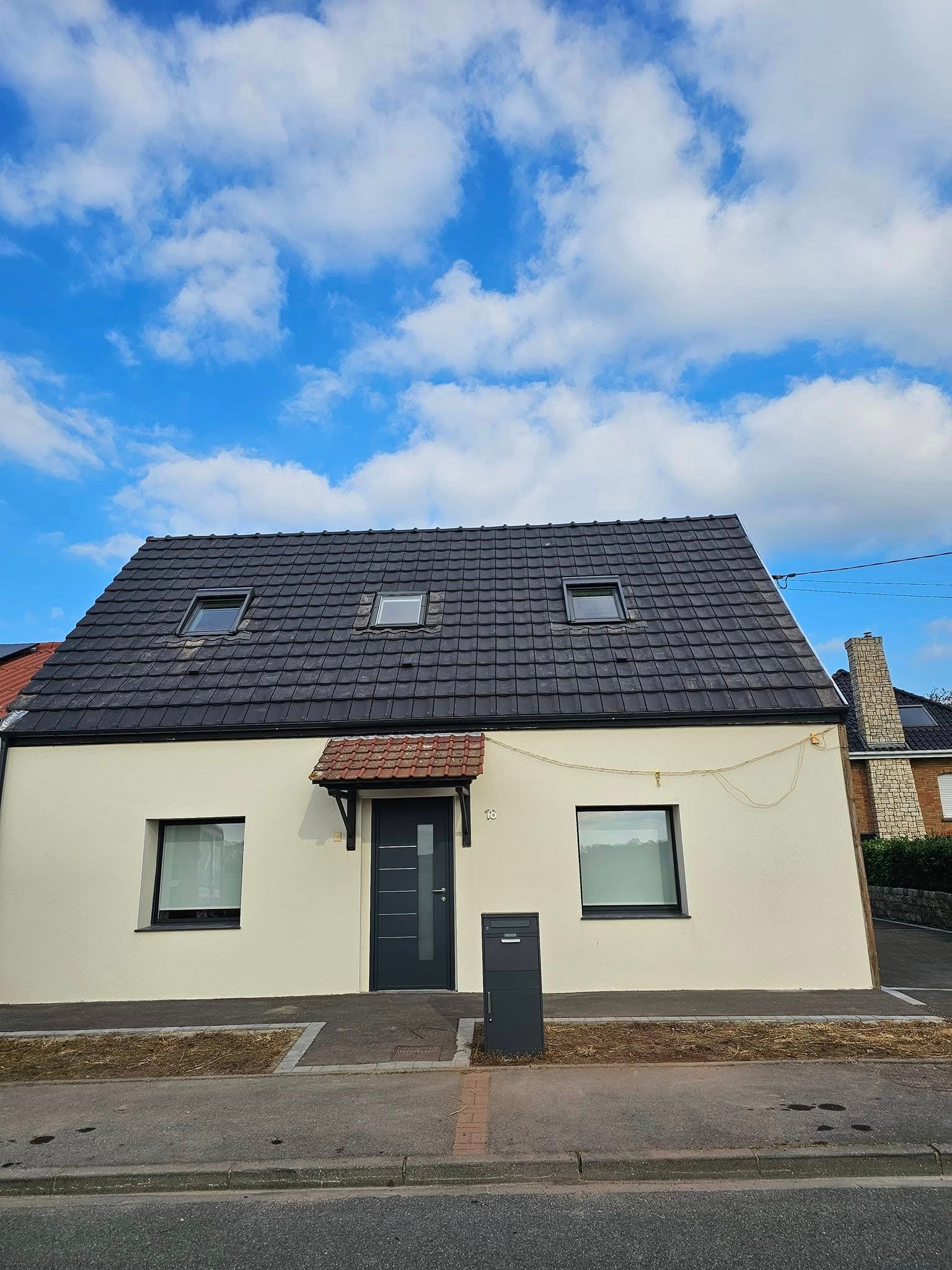 Réfection toiture Armbouts-Cappel – tuiles H10 ardoisées, Velux solaire, gouttières anthracite