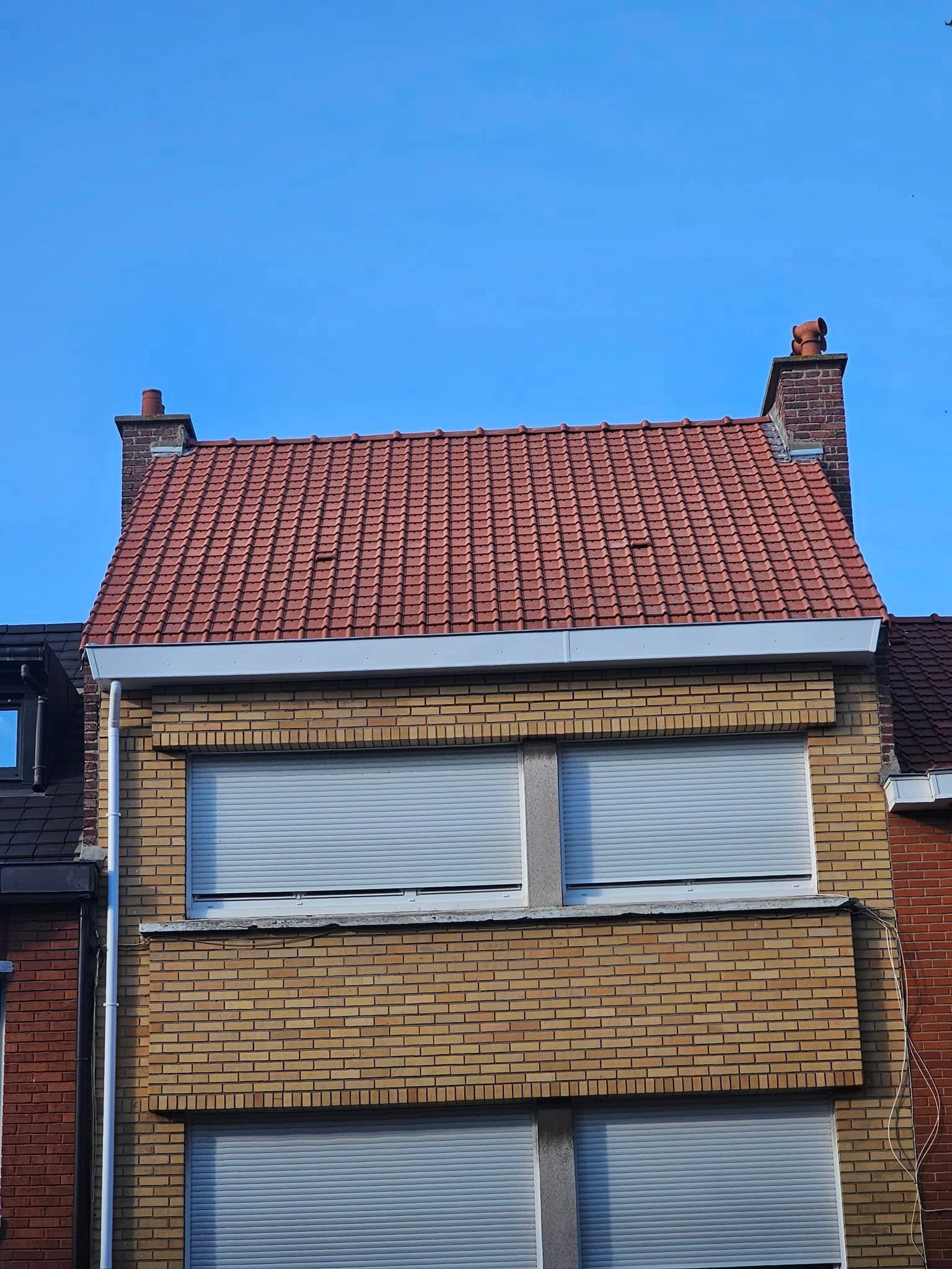 Réfection toiture Coudekerque-Branche – tuiles rouges, chéneau zinc et habillages PVC