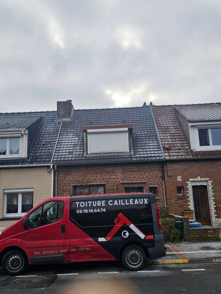 Réfection toiture Cappelle-la-Grande avec tuiles Monopole Vieilli et finitions zinc, réalisée par Toiture Cailleaux.